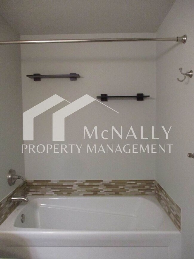 Building Photo - Spacious 3 Bedroom, 2.75 Bathroom Condo in Gig Harbor