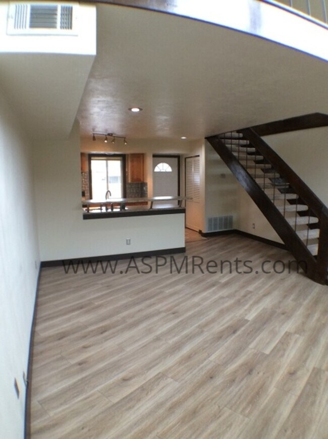 Building Photo - 1 bed, 1 bath, pool