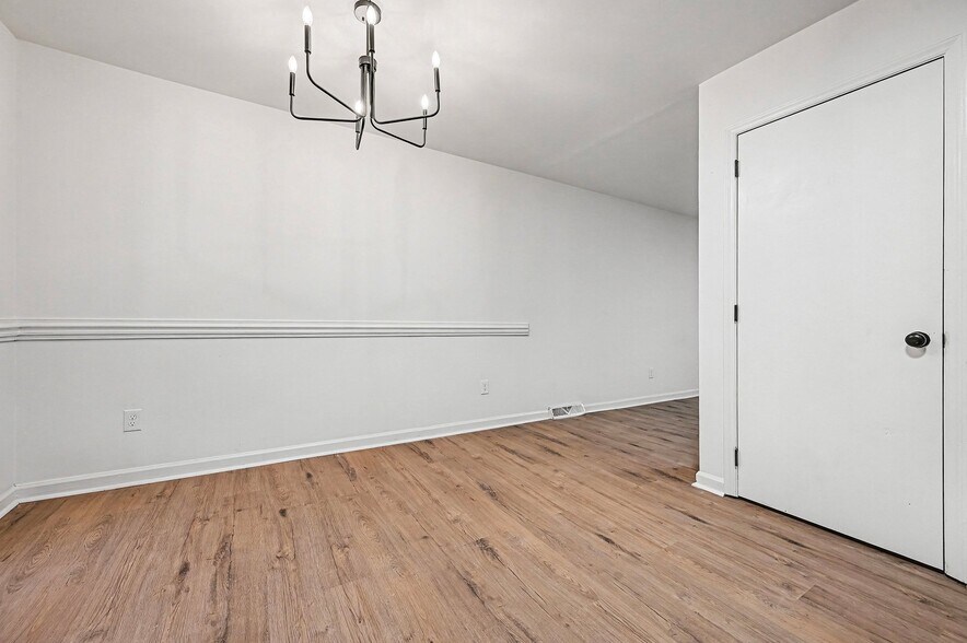 Building Photo - 5001 Lakecrest Dr