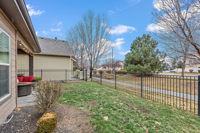 Building Photo - 2733 E Decameron Ln