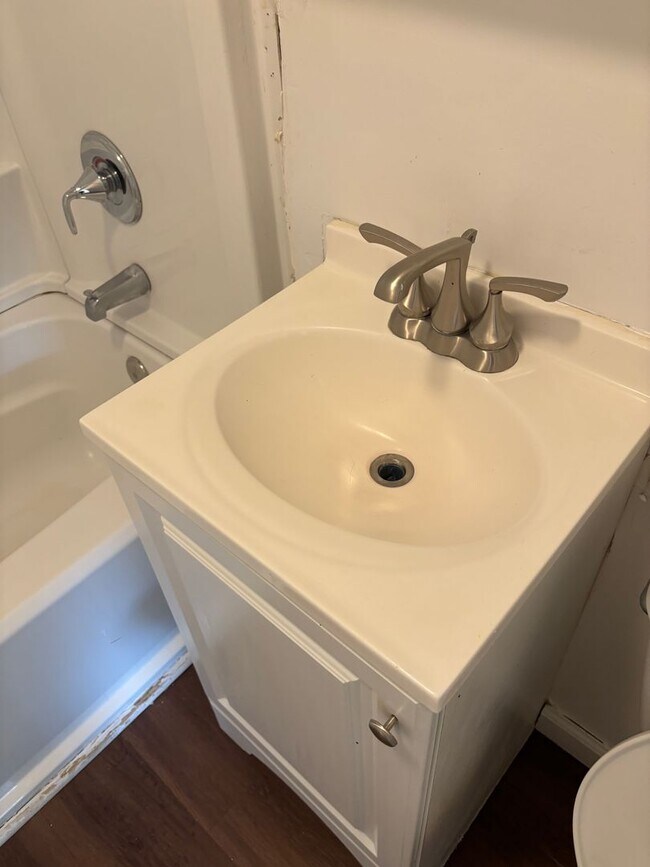 Building Photo - Euclid 2 Bedroom