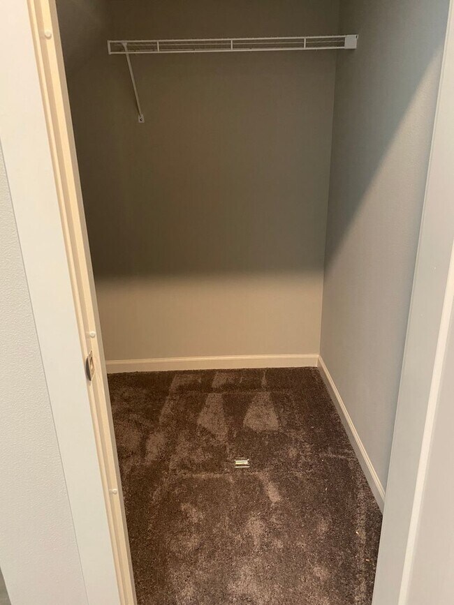 Building Photo - AVAILABLE NOW!!! 4BD/3BA - Pet friendly + Fenced Yard & Washer/Dryer Included - Great South Locat...