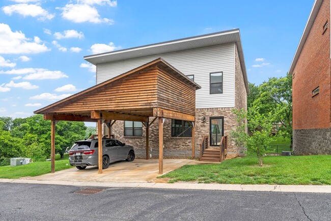 Building Photo - Large 3 Bedroom 3 1/2 Bath Condo For Rent ...