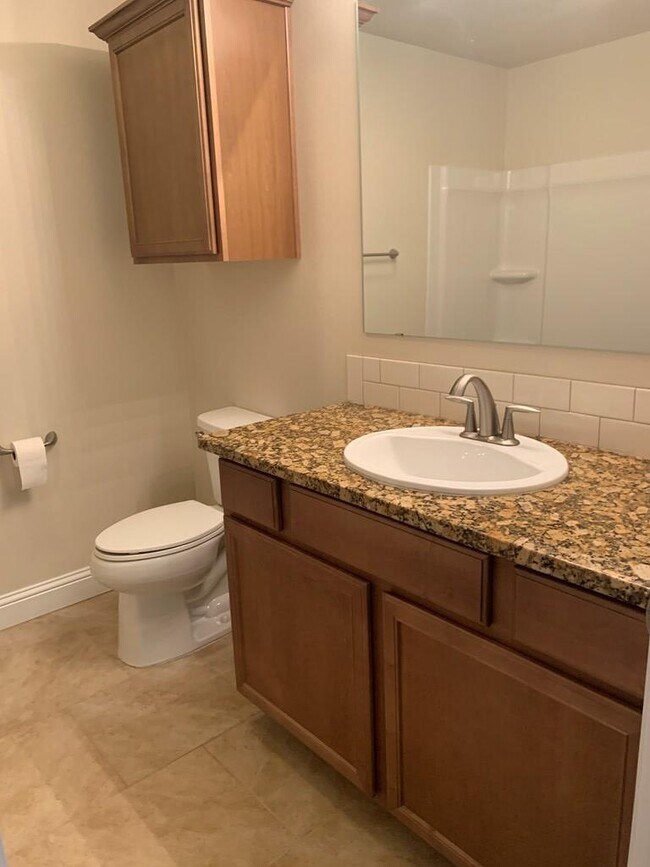 Building Photo - 905 E 98th St