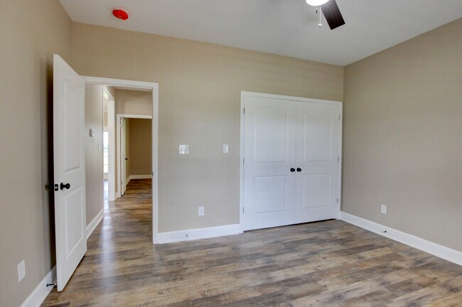 Building Photo - 135 Riverbend Dr