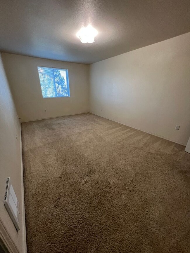 Building Photo - 2 Bedroom, 1 Bath Upstairs Apartment - Loc...
