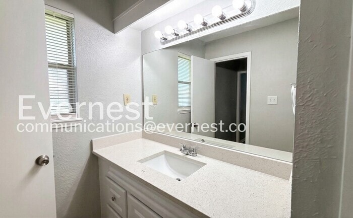 Building Photo - 6654 Laughlin Dr