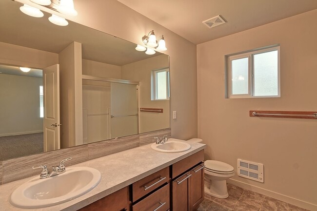 Building Photo - Available NOW! 4-Bedroom End-Unit Townhome Near Silver Lake