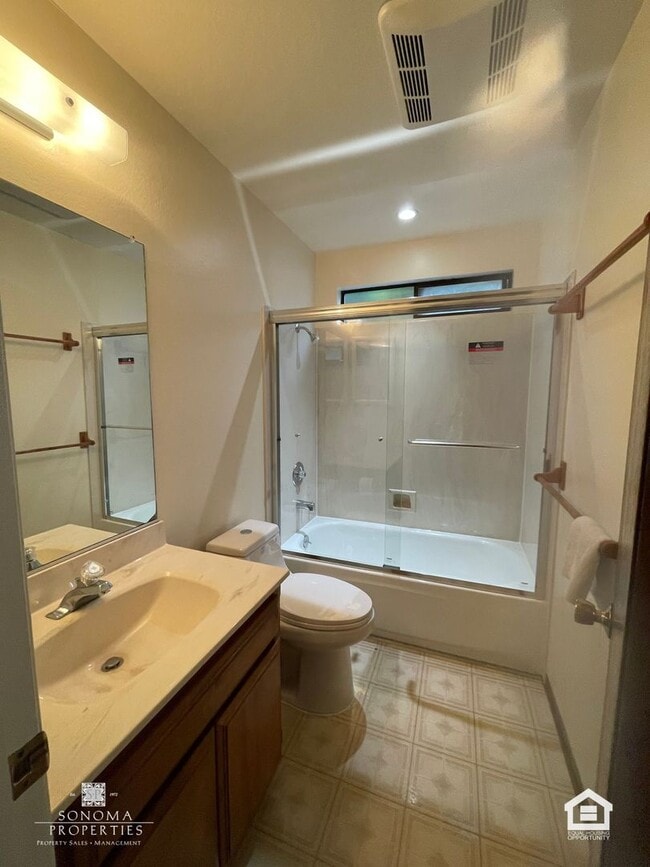 Building Photo - Spacious One Bedroom Lower Level Duplex