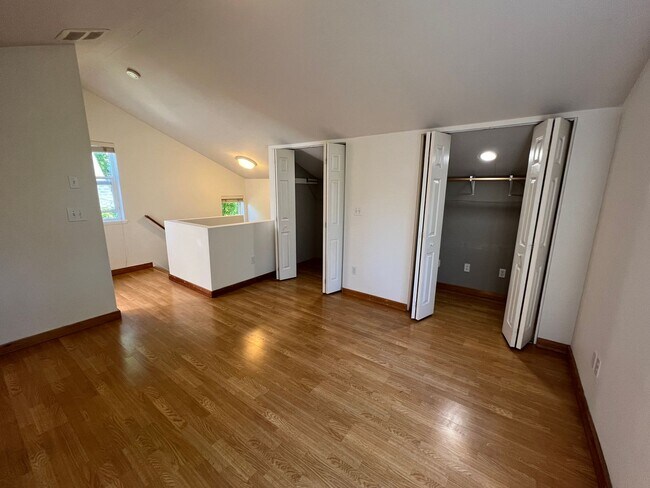 Building Photo - 3033 NE 12th Ave