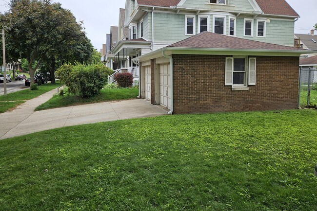 Building Photo - 1900 E Newberry Blvd