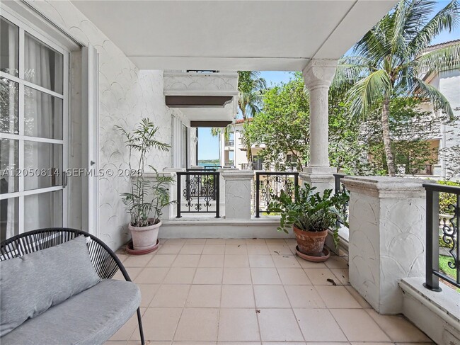 Building Photo - 2124 Fisher Island Dr