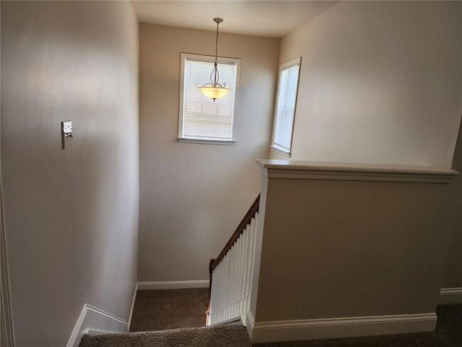 Building Photo - 465 Roland Manor Dr