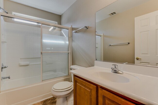 Building Photo - Cozy 2-Bedroom Henderson Townhome with Double-Sided Fireplace