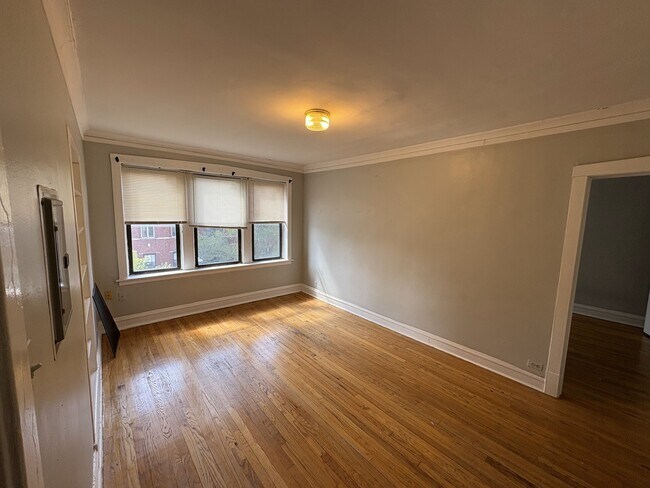 Building Photo - 1708 W Lunt Ave