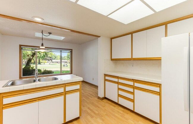 Building Photo - Prime Charbonneau Golf Community Location! 2 Bed, 2.5 Bath + Den, A/C, Washer/Dryer and Garage