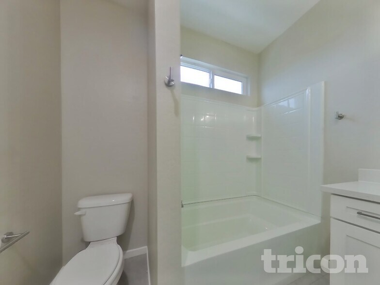 Building Photo - 1349 N Parkcrest