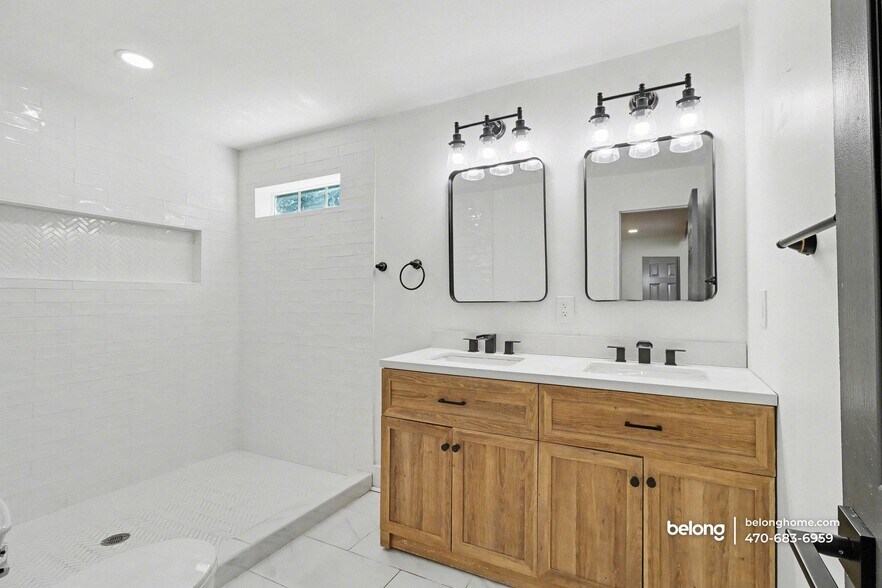 Building Photo - 1866 Thompson Ave