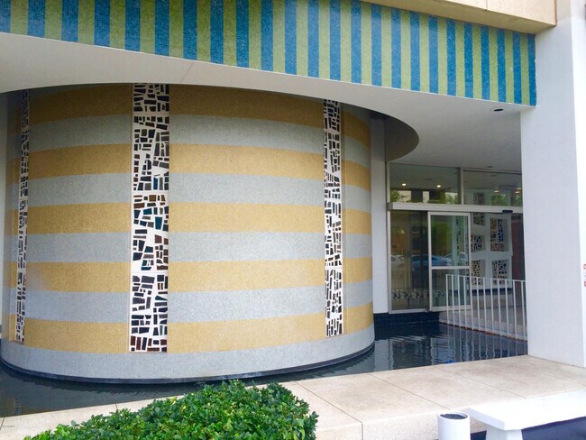 Building Photo - 207 W Clarendon Ave