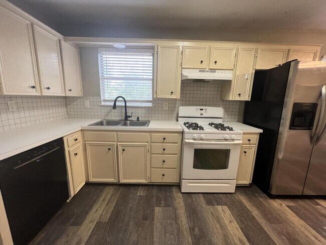 Building Photo - 806 Sandy Ct