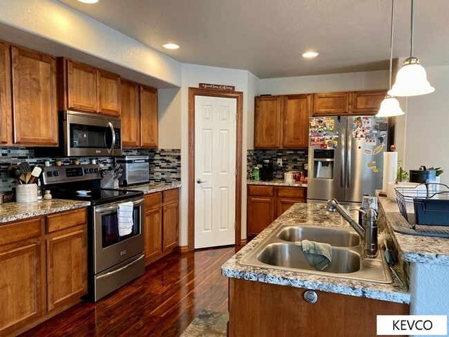 Building Photo - Expansive Newer Construction Townhome!