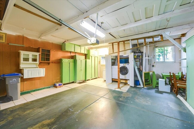 Building Photo - Fantastic 2-Bed, 2-Bath Townhouse with Pri...