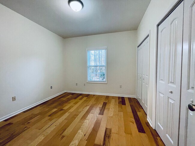 Building Photo - 3/2 single family - quiet neighborhood - updated and ready to move in!