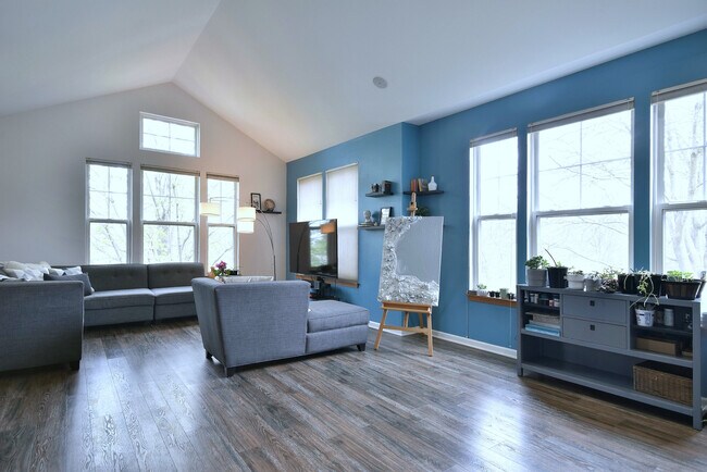 Building Photo - 5600 Cloverdale Rd