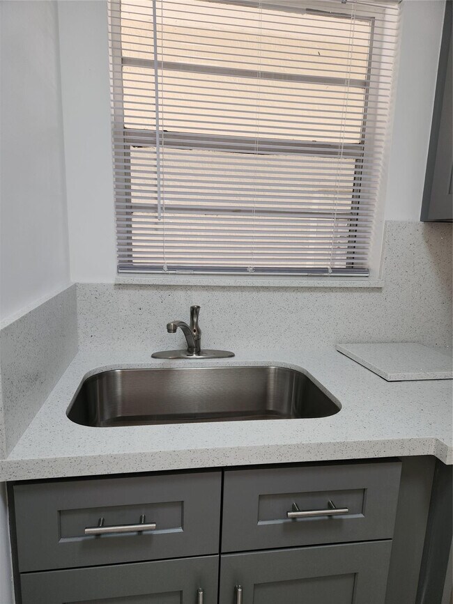 Building Photo - 2466 Lincoln St