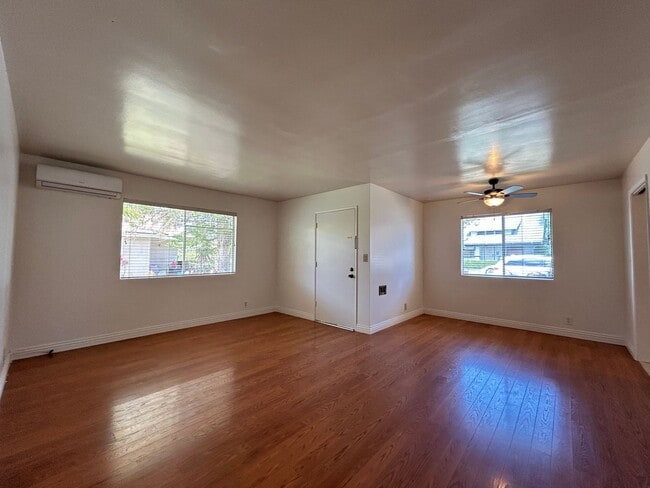 Building Photo - Adorable 2 Bed 1 Bath Duplex Unit in Orange Near Old Towne Orange
