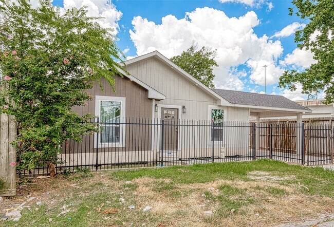 Building Photo - 3014 Delia St