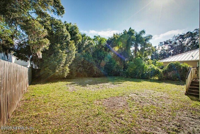 Building Photo - 1217 Clock St