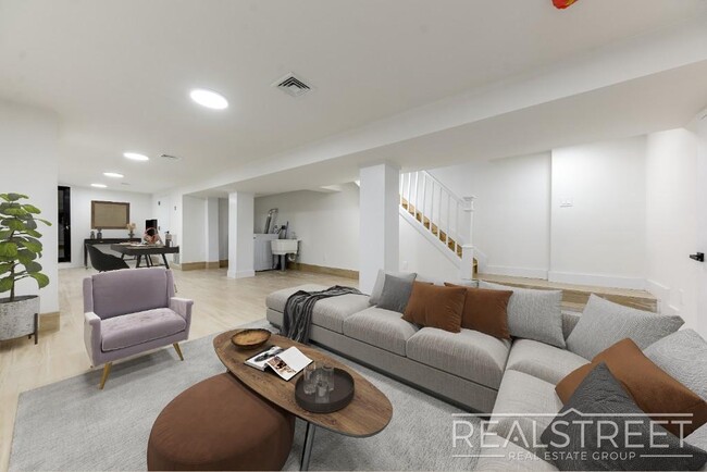 Building Photo - Stunning NEW 3 Bed 2 Bath Duplex in Bed St...