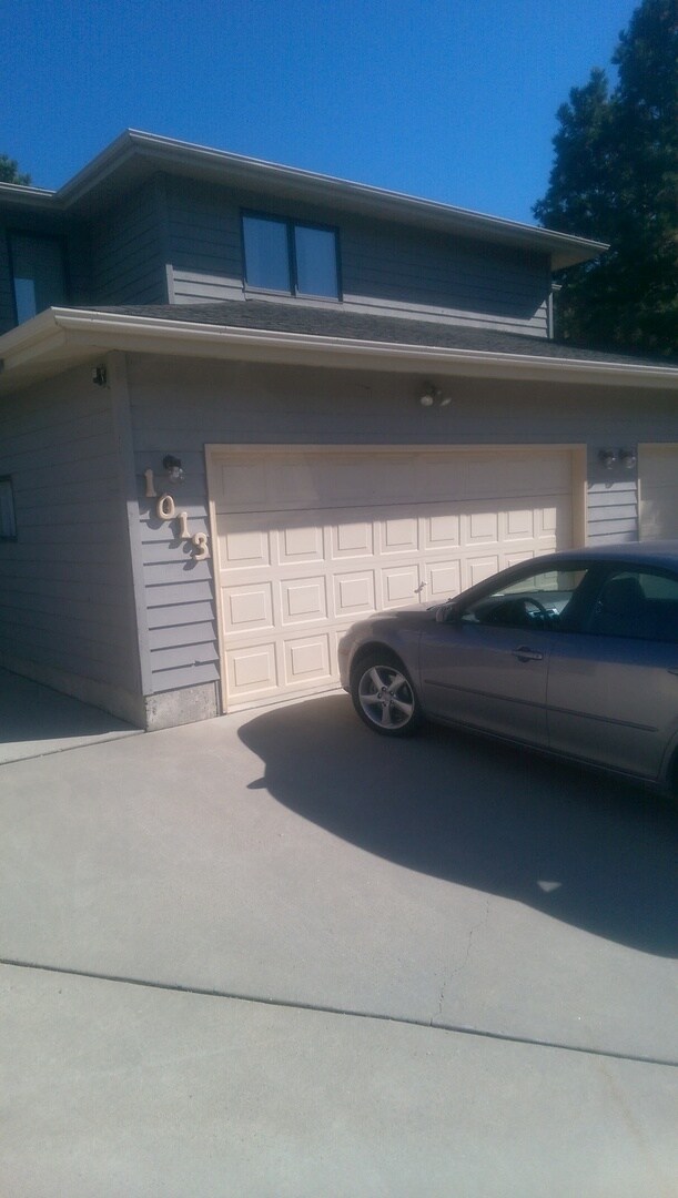 Primary Photo - Three Bedroom Condo for rent!