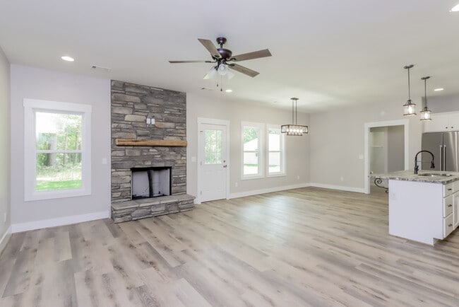 Building Photo - Beautiful 3-Bedroom Home in Deatsville, AL