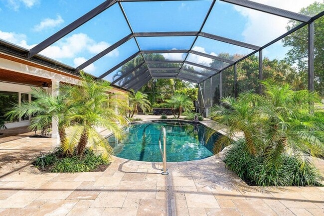 Building Photo - 417 N Country Club Dr