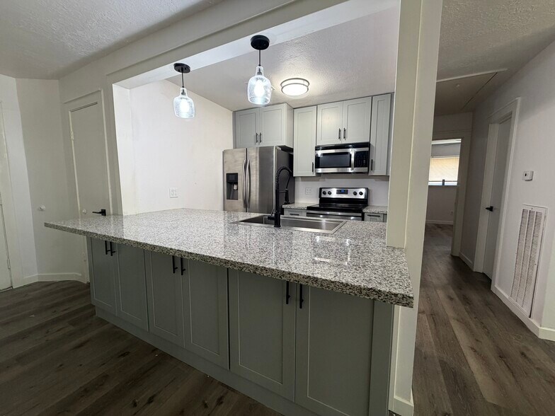 Kitchen - 10826 Lynbrook Dr