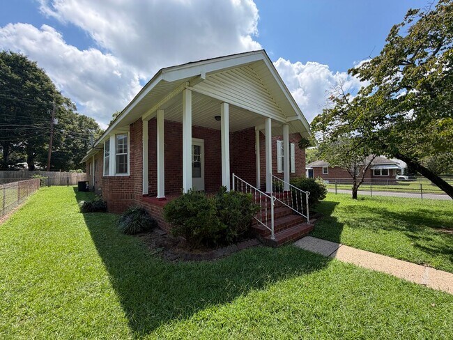 Building Photo - Charming 2/1 House in Celanese- $1,595