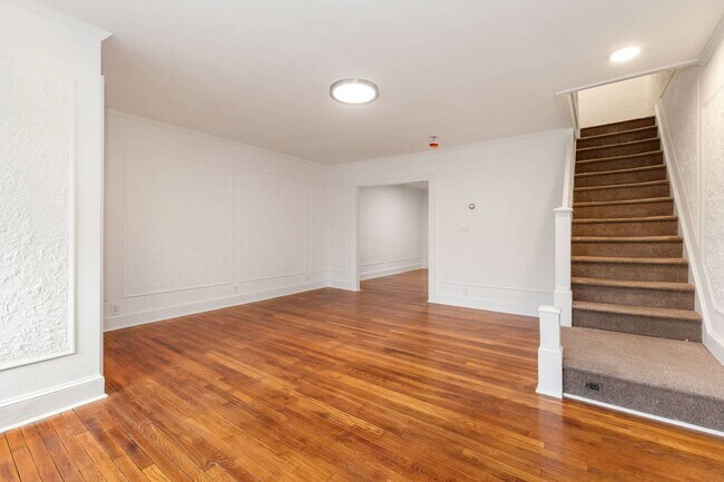 Building Photo - 67-135-135 Burns St