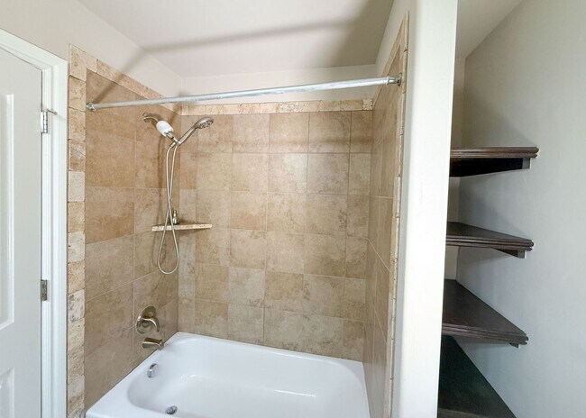 Building Photo - Edmond Schools | 3 Bed, 2 Bath | Open Layout & Covered Patio