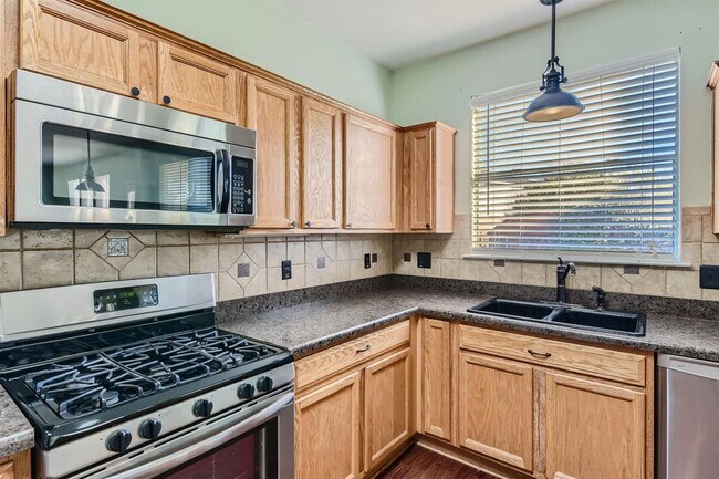 Building Photo - 105 Meadowlark Ln