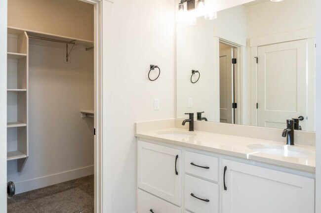 Building Photo - 270 E Rosalyn Dr