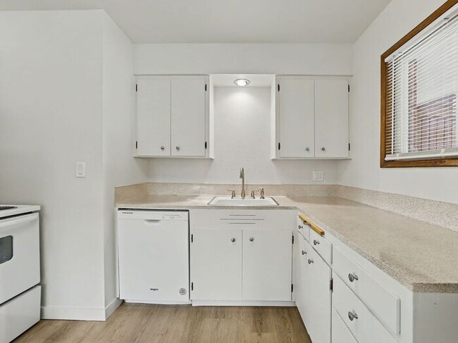 Building Photo - Duplex: 2 Bedrooms - Salem SE