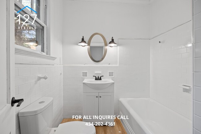 Building Photo - Updated 2 BR/1.5 Duplex with large back yard