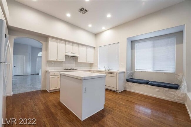 Building Photo - 8043 Shadowvale Dr