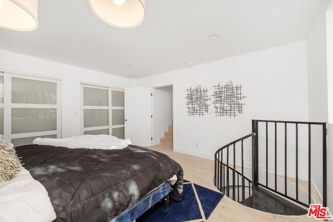 Building Photo - 157 Hart Ave