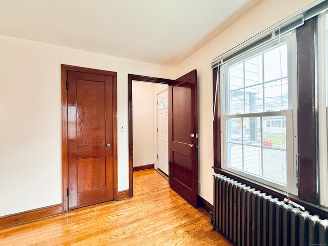 Building Photo - 820 Brewster St