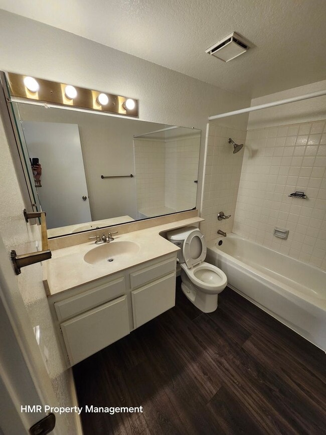 Building Photo - Beautiful 3-Bed, 3-Bath Condo in Prime Cla...