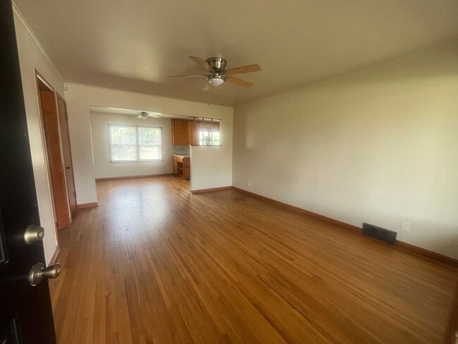 Building Photo - Midtown bungalow, beautiful hard wood floors, lots of natural light.