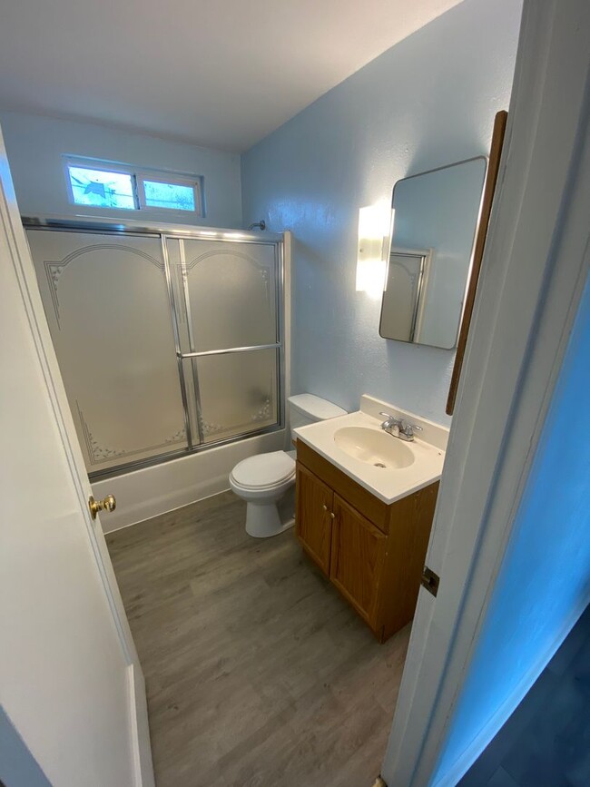 Building Photo - Newly Remodeled 2 Bedroom 1 Bath House - L...